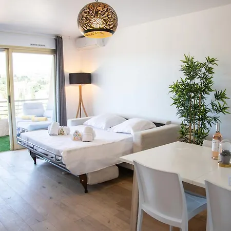 Beautiful With Terrace Ac And Parking Lägenhet *